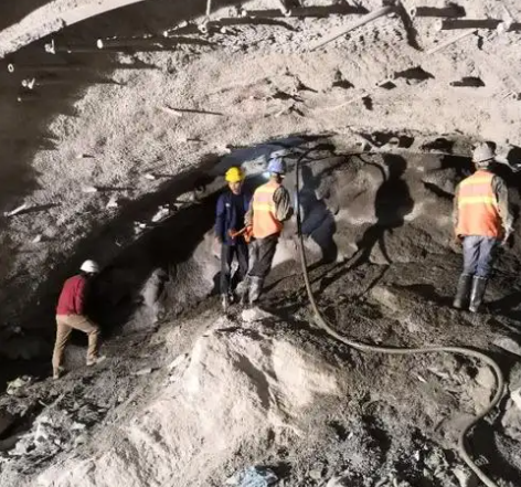 会山镇拱顶带模注浆料的施工流程及注意事项